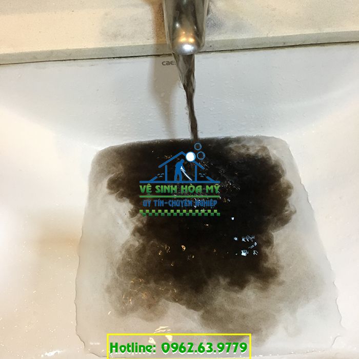 Đường ống nước sinh hoạt của gia đình tại quận Thanh Xuân bị nhiễm cáu cặn. ​